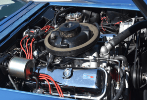 alt="Engine of a 1969 Chevrolet Corvette Stingray"