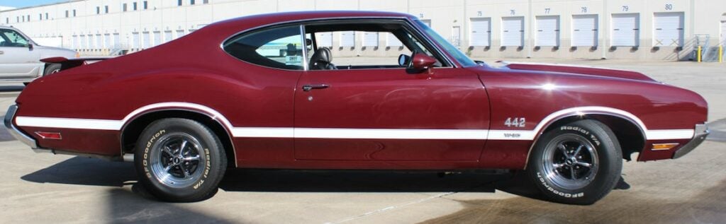 alt="Side view of 1970 Oldsmobile Cutlass"