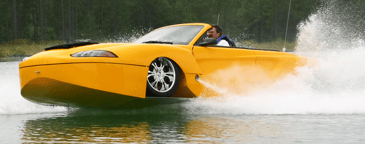 alt="Man driving Hydra Spyder on the lake"